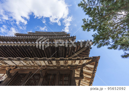 法隆寺の五重塔を下から見上げる(奈良県生駒郡斑鳩町) 法隆寺の五重塔を下から見上げる(奈良県生駒郡斑鳩町) 95652092