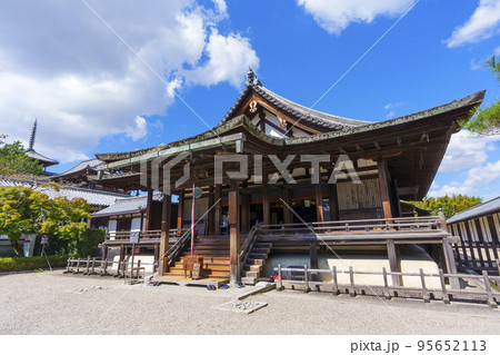 秋晴れの空に映える法隆寺　聖霊院（奈良・斑鳩） 95652113