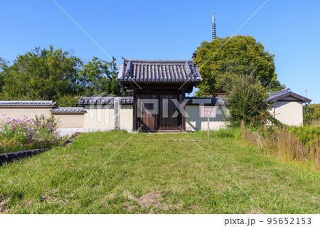 のどかな農道が広がる法起寺南大門(奈良・斑鳩) のどかな農道が広がる法起寺南大門(奈良・斑鳩) 95652153