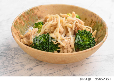 鶏ササミとエノキのポン酢和え 鶏ササミとエノキのポン酢和え 95652351