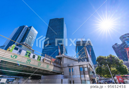日本の東京都市景観 渋谷駅や交番、超高層ビル群。桜丘口再開発のビルが見えるようになった=10月26日 日本の東京都市景観 渋谷駅や交番、超高層ビル群。桜丘口再開発のビルが見えるようになった=10月26日 95652458