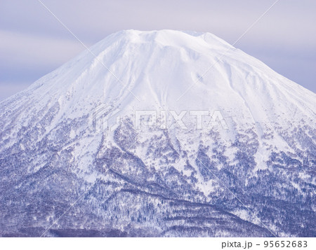 冬の羊蹄山山頂クローズアップ (北海道、ニセコ) 冬の羊蹄山山頂クローズアップ (北海道、ニセコ) 95652683