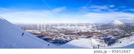 [パノラマ写真] 午後のスキー場山頂コースから羊蹄山を望む (北海道、ニセコ) 95652687