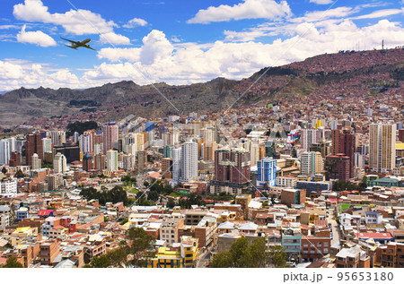 鍋底の町・ラパスの街並み絶景 95653180