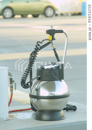 ガソリンスタンドの車の空気圧チェックと空気入れの道具 ガソリンスタンドの車の空気圧チェックと空気入れの道具 95653250