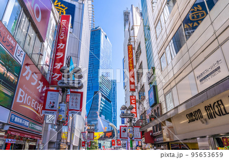 日本の東京都市景観　渋谷センター街から渋谷駅や渋谷スクランブルスクエアなどを望む＝10月26日 95653659