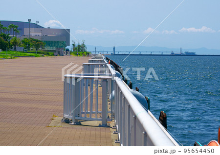 ポーアイしおさい公園から見た神戸空港の進入灯と淡路島1　兵庫県神戸市中央区 95654450