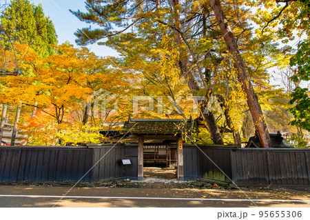 秋田県仙北市 紅葉の角館武家屋敷通り ~岩橋家~ 秋田県仙北市 紅葉の角館武家屋敷通り ~岩橋家~ 95655306