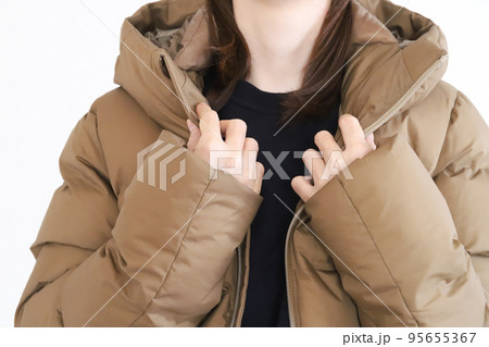 ダウンコートを着た女性 ダウンコートを着た女性 95655367