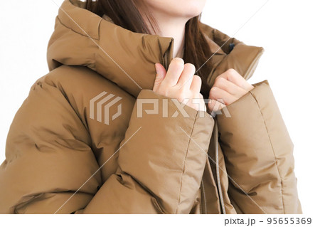 ダウンコートを着た女性 ダウンコートを着た女性 95655369