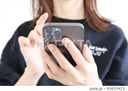 スマホを触る女性の手元 95655423