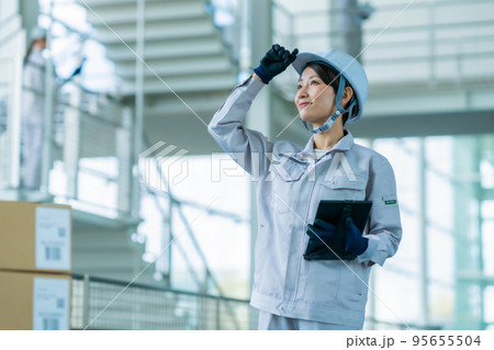 近代的工場で生産管理をするミドルの女性　 95655504