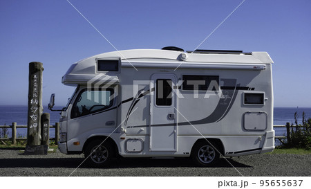 納沙布岬の水平線を背景にしたキャンピングカー 95655637