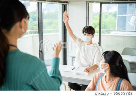マスクをして勉強する学生 95655738
