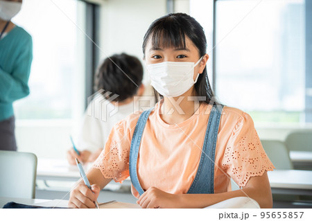 マスクをして勉強する学生 95655857