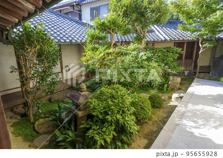 法輪寺　手入れが行き届いた小さな庭園（奈良県生駒郡斑鳩町） 95655928