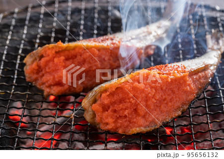 香ばしい香りが食欲をそそる、いわし明太の炭火焼 香ばしい香りが食欲をそそる、いわし明太の炭火焼 95656132