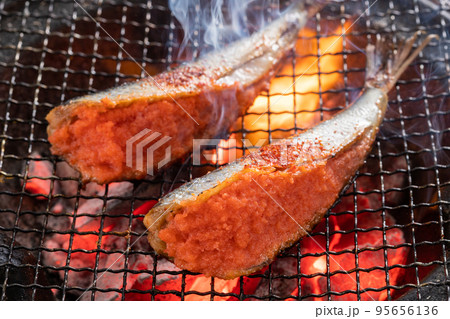 香ばしい香りが食欲をそそる、いわし明太の炭火焼 香ばしい香りが食欲をそそる、いわし明太の炭火焼 95656136