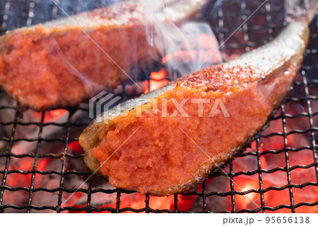 香ばしい香りが食欲をそそる、いわし明太の炭火焼 香ばしい香りが食欲をそそる、いわし明太の炭火焼 95656138