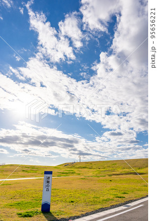 避難の丘（荒浜地区）津波来襲時に最大約5300人が駆け上がれ避難可能 95656221