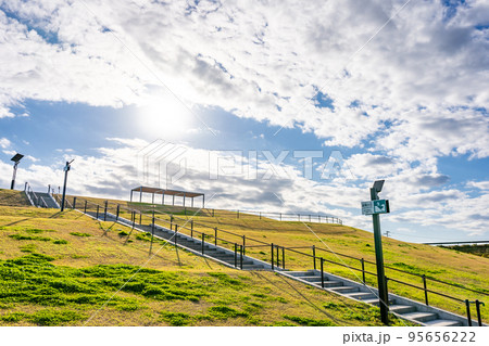 避難の丘（荒浜地区）津波来襲時に最大約5300人が駆け上がれ避難可能 95656222
