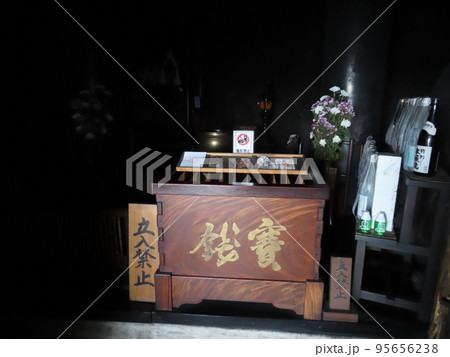 四国最北端のパワースポット、竹居観音岬、たけいかんのんみさき、竹居観音寺の奥にある岩窟内のお堂 四国最北端のパワースポット、竹居観音岬、たけいかんのんみさき、竹居観音寺の奥にある岩窟内のお堂 95656238