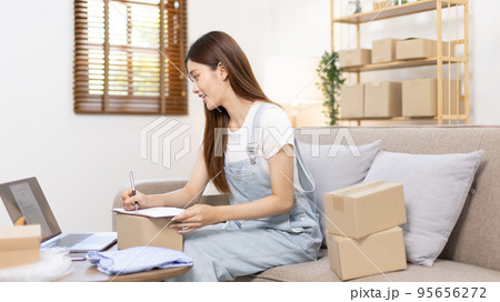 Online selling business, Small business owners are checking inventory in order to prepare them for proper delivery to customers, Online shopping SME entrepreneur, Delivery of goods to consumers. Online selling business, Small business owners are checking inventory in order to prepare them for proper delivery to customers, Online shopping SME entrepreneur, Delivery of goods to consumers. 95656272