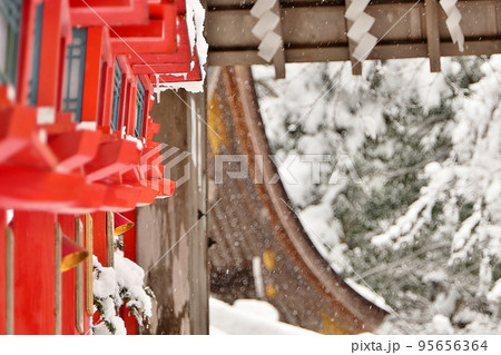 貴船神社本宮の境内、並ぶ灯篭に雪が降る 貴船神社本宮の境内、並ぶ灯篭に雪が降る 95656364
