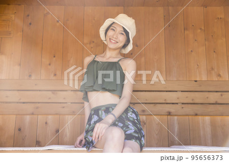 サウナに入るサウナ女子 95656373