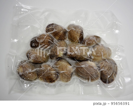 真空包装の冷凍アサリ 95656391