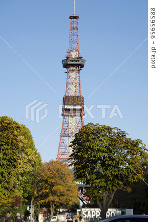 秋の大通公園とさっぽろテレビ塔 95656588