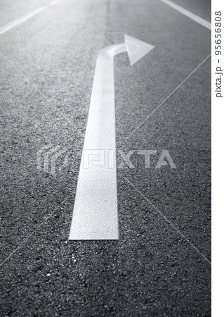 道路 路面標示 舗装したばかりの開通前の新品道路 道路 路面標示 舗装したばかりの開通前の新品道路 95656808