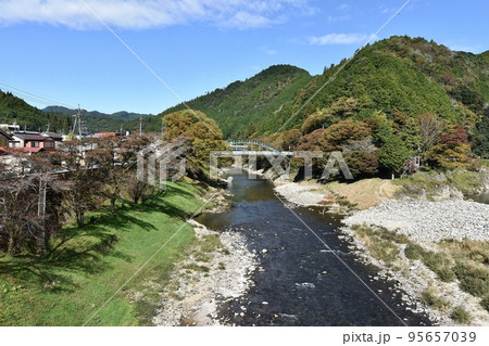 鮎釣りで有名な馬瀬川を金山橋から見る 95657039