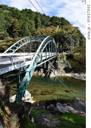 鮎釣りで有名な馬瀬川に架かる境橋 鮎釣りで有名な馬瀬川に架かる境橋 95657042
