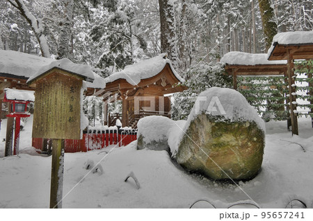 貴船神社結社・天の磐船に雪の風景 貴船神社結社・天の磐船に雪の風景 95657241