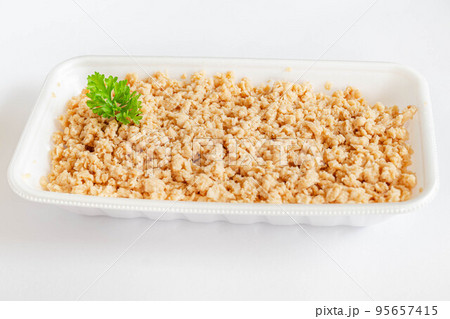 トレーに入った大豆ミート 95657415