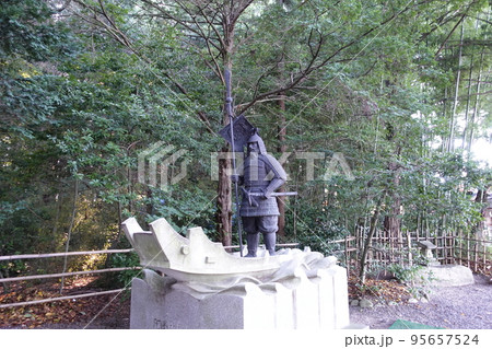 穂高神社　英雄安曇比羅夫之像 95657524