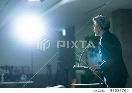 登壇するグレイヘアの男性 登壇するグレイヘアの男性 95657769