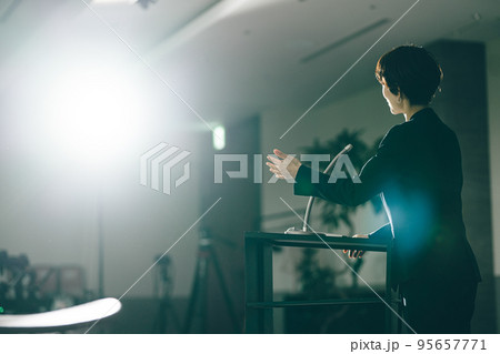 登壇する40代女性 登壇する40代女性 95657771