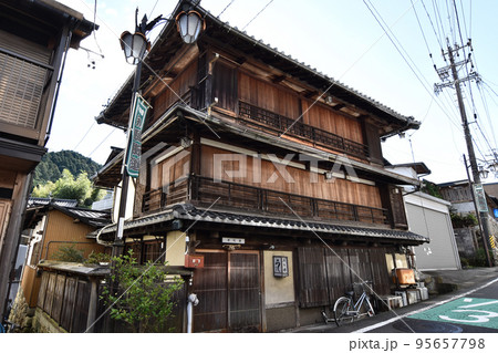 飛騨街道沿いにある城造り建築の清水楼 飛騨街道沿いにある城造り建築の清水楼 95657798