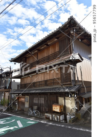 飛騨街道沿いにある城造り建築の清水楼 95657799