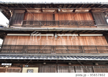 飛騨街道沿いにある城造り建築の清水楼 95657802