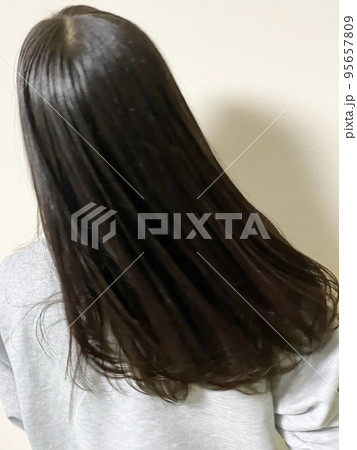 揺れるロングヘア 95657809