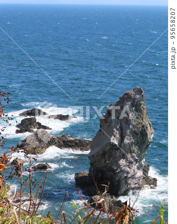 沼島のシンボル上立神岩、かみたてがみいわ、国生み神話のモデル高さ30mの巨岩、恋愛成就パワースポット 沼島のシンボル上立神岩、かみたてがみいわ、国生み神話のモデル高さ30mの巨岩、恋愛成就パワースポット 95658207
