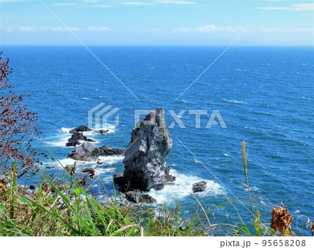沼島のシンボル上立神岩、かみたてがみいわ、国生み神話のモデル高さ30mの巨岩、恋愛成就パワースポット 95658208