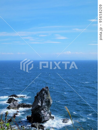 沼島のシンボル上立神岩、かみたてがみいわ、国生み神話のモデル高さ30mの巨岩、恋愛成就パワースポット 95658209
