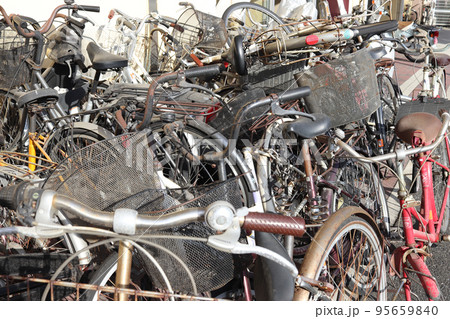 放置自転車が沢山 95659840