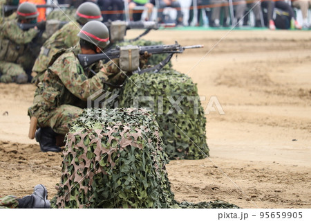 射撃訓練の展示を行う陸上自衛隊の普通科隊員 95659905