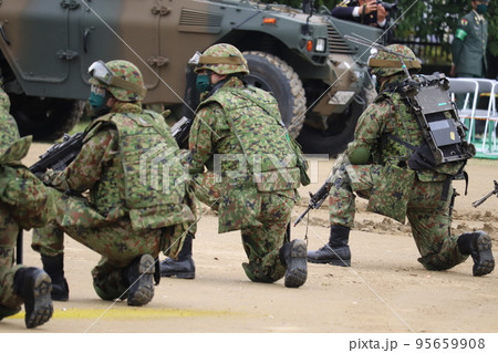 訓練中待機する陸上自衛隊の普通科隊員 95659908