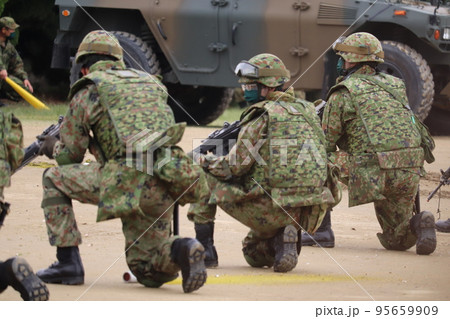 訓練展示中待機する陸上自衛隊の普通科隊員 95659909